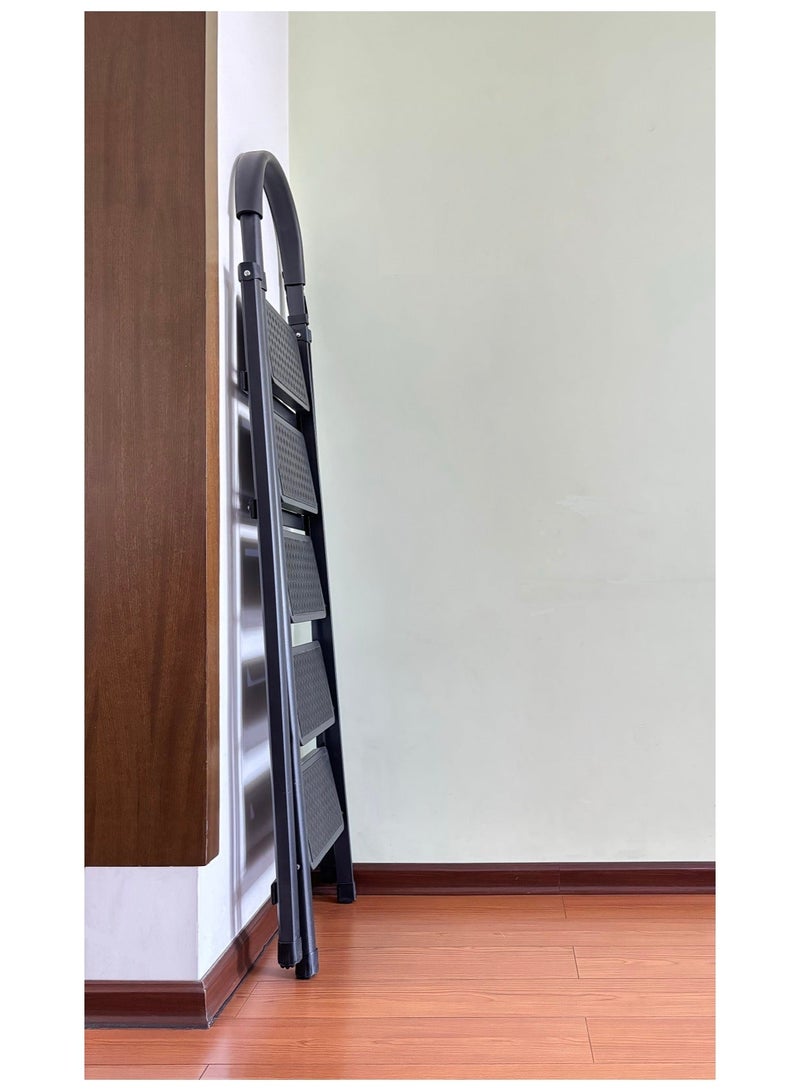 كابجون سلم قابل للطي منزليًا ذو خطوات قابلة للطي مزود بدعامة أمان ودواسات واسعة مضادة للانزلاق وسلم خفيف الوزن وذو خطوات متينة للاستخدام المنزلي (أسود، 5 خطوات) - Image 5